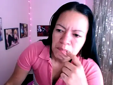 Snapshot of Cristal_w chatting on January 17, 2025, 1:24 pm Cristal w online show from January 17, 2025, 1:24 pm