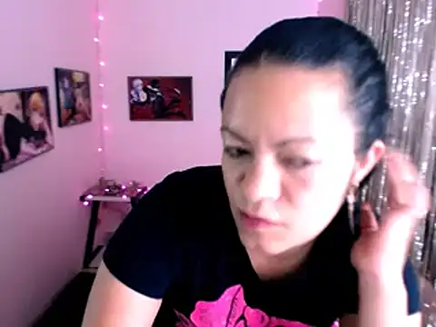 Snapshot of Cristal_w chatting on January 21, 2025, 6:12 pm Cristal w online show from January 21, 2025, 6:12 pm