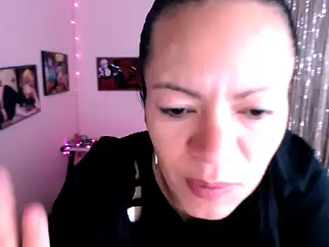 Snapshot of Cristal_w chatting on January 22, 2025, 12:27 pm Cristal w online show from January 22, 2025, 12:27 pm