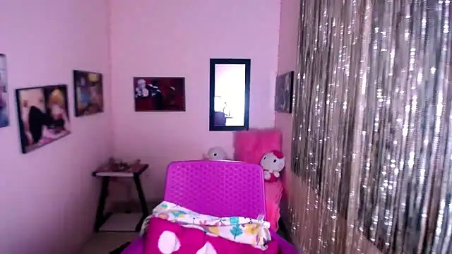 Snapshot of Cristal_w chatting on February 4, 2025, 3:57 pm Cristal w online show from February 4, 2025, 3:57 pm