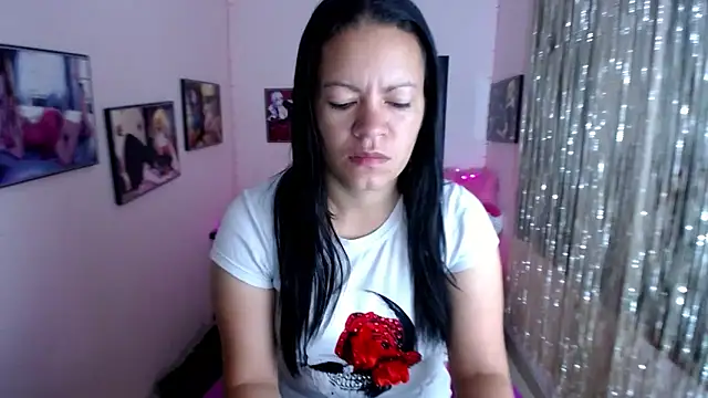 Snapshot of Cristal_w chatting on February 12, 2025, 12:33 pm Cristal w online show from February 12, 2025, 12:33 pm