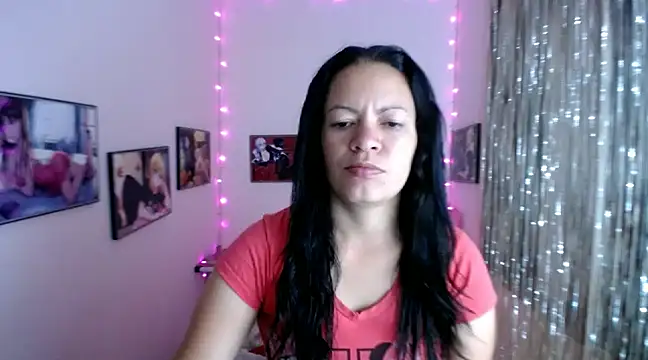 Snapshot of Cristal_w chatting on February 14, 2025, 12:25 pm Cristal w online show from February 14, 2025, 12:25 pm