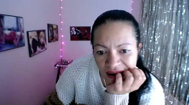 Snapshot of Cristal_w chatting on February 18, 2025, 6:15 pm Cristal w online show from February 18, 2025, 6:15 pm