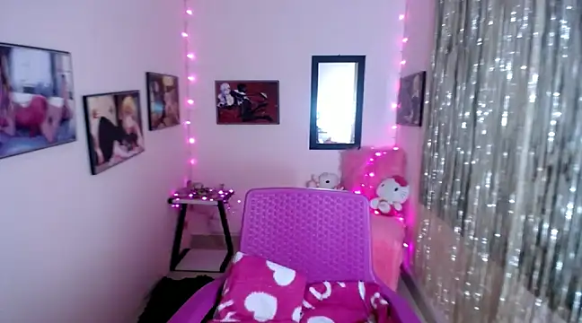 Snapshot of Cristal_w chatting on February 19, 2025, 12:22 pm Cristal w online show from February 19, 2025, 12:22 pm