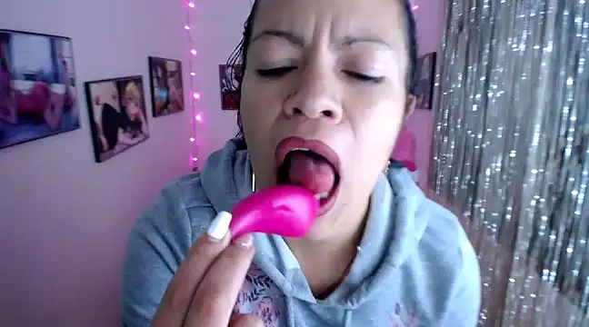 Snapshot of Cristal_w chatting on February 19, 2025, 7:27 pm Cristal w online show from February 19, 2025, 7:27 pm