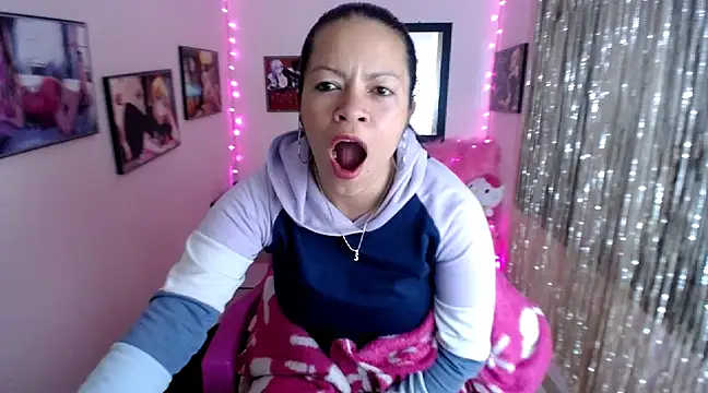 Snapshot of Cristal_w chatting on February 25, 2025, 7:14 pm Cristal w online show from February 25, 2025, 7:14 pm