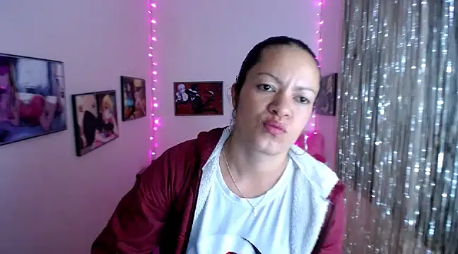 Snapshot of Cristal_w chatting on February 26, 2025, 7:05 pm Cristal w online show from February 26, 2025, 7:05 pm