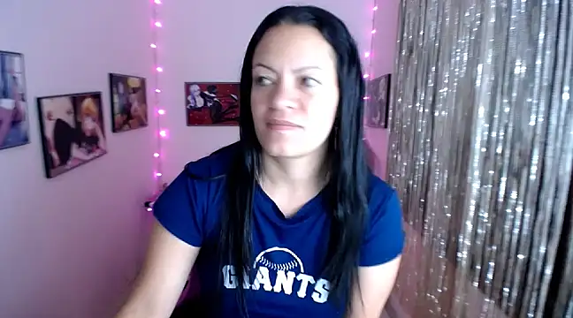 Snapshot of Cristal_w chatting on March 2, 2025, 5:36 pm Cristal w online show from March 2, 2025, 5:36 pm