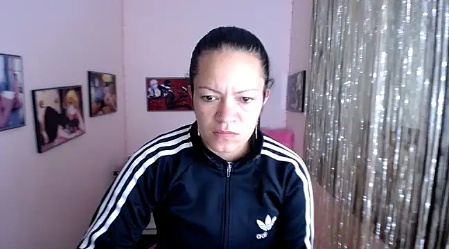 Snapshot of Cristal_w chatting on March 4, 2025, 8:05 pm Cristal w online show from March 4, 2025, 8:05 pm