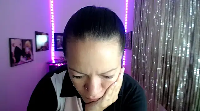 Snapshot of Cristal_w chatting on March 5, 2025, 12:44 pm Cristal w online show from March 5, 2025, 12:44 pm