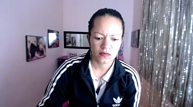 Snapshot of Cristal_w chatting on March 6, 2025, 6:37 pm Cristal w online show from March 6, 2025, 6:37 pm