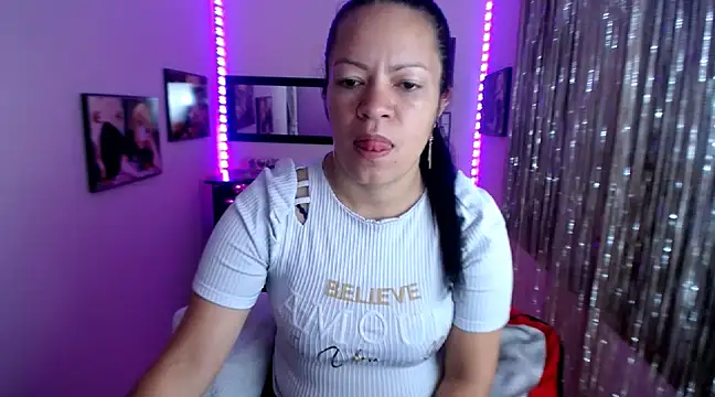 Snapshot of Cristal_w chatting on March 7, 2025, 1:18 pm Cristal w online show from March 7, 2025, 1:18 pm