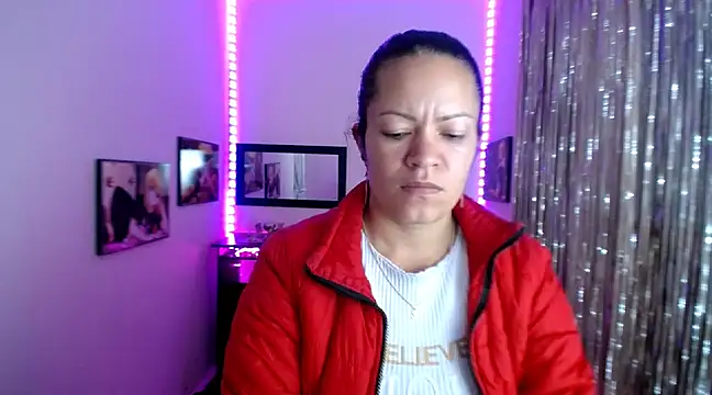 Snapshot of Cristal_w chatting on March 7, 2025, 4:22 pm Cristal w online show from March 7, 2025, 4:22 pm