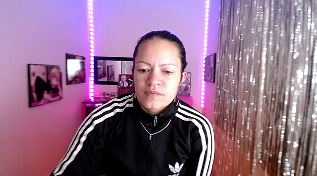 Snapshot of Cristal_w chatting on March 13, 2025, 4:23 pm Cristal w online show from March 13, 2025, 4:23 pm