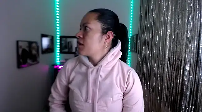 Snapshot of Cristal_w chatting on March 14, 2025, 12:18 pm Cristal w online show from March 14, 2025, 12:18 pm