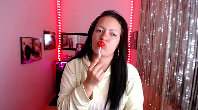 Snapshot of Cristal_w chatting on March 17, 2025, 6:00 pm Cristal w online show from March 17, 2025, 6:00 pm