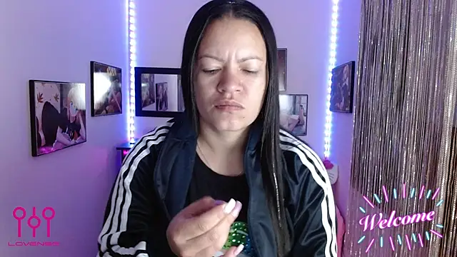 Snapshot of Cristal_w chatting on September 10, 2025, 12:49 pm Cristal w online show from September 10, 2025, 12:49 pm