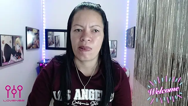 Snapshot of Cristal_w chatting on October 9, 2025, 1:20 pm Cristal w online show from October 9, 2025, 1:20 pm