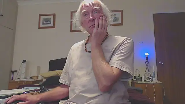 Snapshot of WaverlyKernow chatting on February 7, 2025, 12:39 pm WaverlyKernow online show from February 7, 2025, 12:39 pm