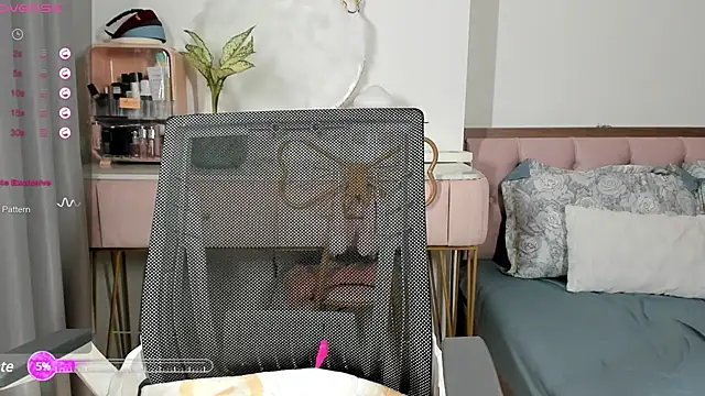  Joliie  online show from January 21, 2025, 3:43 pm