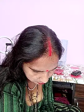 Snapshot of reemacouple007 chatting on February 4, 2026, 6:52 am reemacouple007 online show from February 4, 2026, 6:52 am