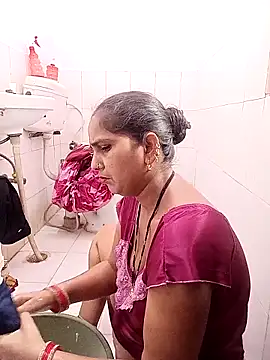 Snapshot of reemacouple007 chatting on March 8, 2026, 5:22 am reemacouple007 online show from March 8, 2026, 5:22 am