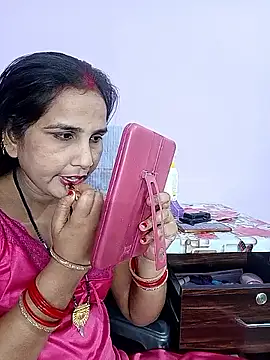 Snapshot of reemacouple007 chatting on April 1, 2026, 5:32 pm reemacouple007 online show from April 1, 2026, 5:32 pm