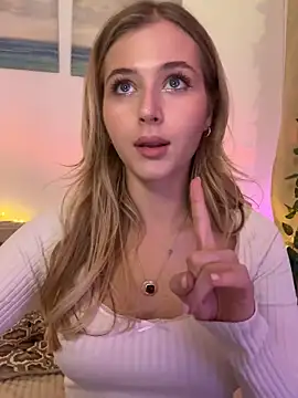 LunaRase online show from December 22, 2024, 1:11 pm