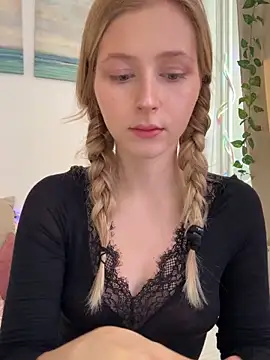 LunaRase online show from October 8, 2025, 10:46 am