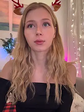 LunaRase online show from December 22, 2025, 2:03 pm