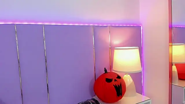 SophyRuiz  online show from October 13, 2025, 11:54 am