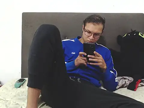 Snapshot of andy_loverxx chatting on February 8, 2026, 1:31 am andy loverxx online show from February 8, 2026, 1:31 am