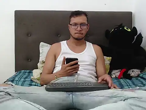 Snapshot of andy_loverxx chatting on February 28, 2026, 12:11 am andy loverxx online show from February 28, 2026, 12:11 am