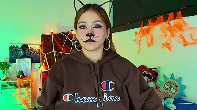 alisson zafiro  online show from October 27, 2025, 3:21 am