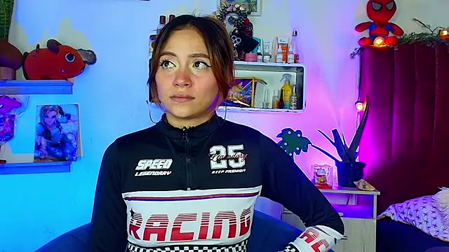 alisson zafiro  online show from March 15, 2026, 3:34 am