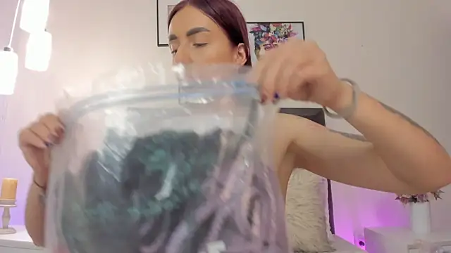 helen mooree online show from September 26, 2025, 12:53 pm