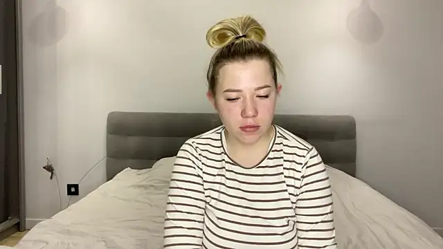 Embersweetbunny online show from December 19, 2025, 6:20 am