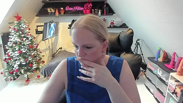 caro kitten online show from December 5, 2025, 8:23 am