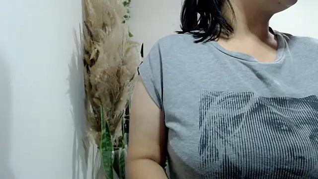 Donniia online show from May 8, 2026, 1:22 am