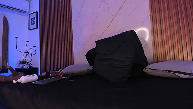 Emiilycollins online show from December 20, 2025, 1:23 am