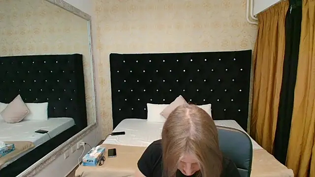 Lilly hott online show from November 16, 2025, 7:52 pm