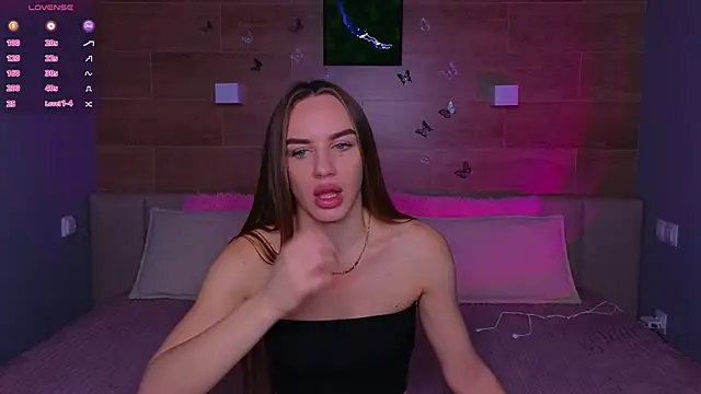 SaraCros online show from November 25, 2025, 5:40 am