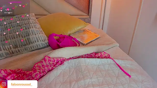 Snapshot of FaloonRoussel chatting on March 4, 2025, 9:22 pm FaloonRoussel online show from March 4, 2025, 9:22 pm