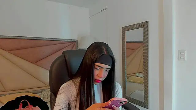 Snapshot of FaloonRoussel chatting on March 16, 2025, 5:50 pm FaloonRoussel online show from March 16, 2025, 5:50 pm