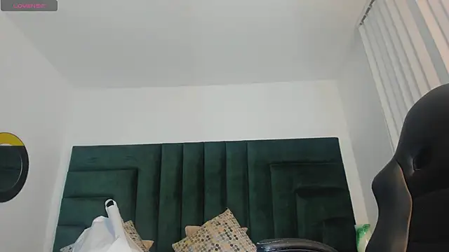 Snapshot of FaloonRoussel chatting on September 19, 2025, 6:08 pm FaloonRoussel online show from September 19, 2025, 6:08 pm