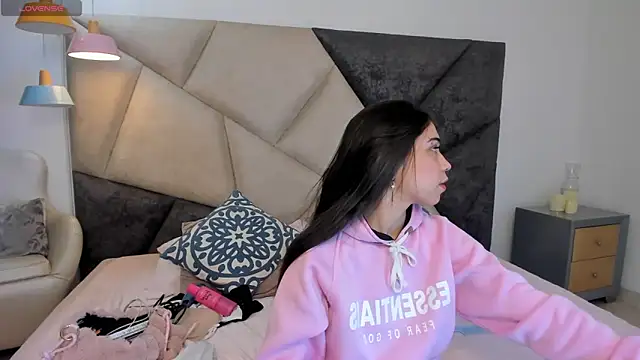 Snapshot of FaloonRoussel chatting on October 3, 2025, 6:38 pm FaloonRoussel online show from October 3, 2025, 6:38 pm