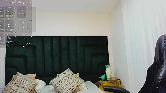 Snapshot of FaloonRoussel chatting on October 12, 2025, 6:18 pm FaloonRoussel online show from October 12, 2025, 6:18 pm