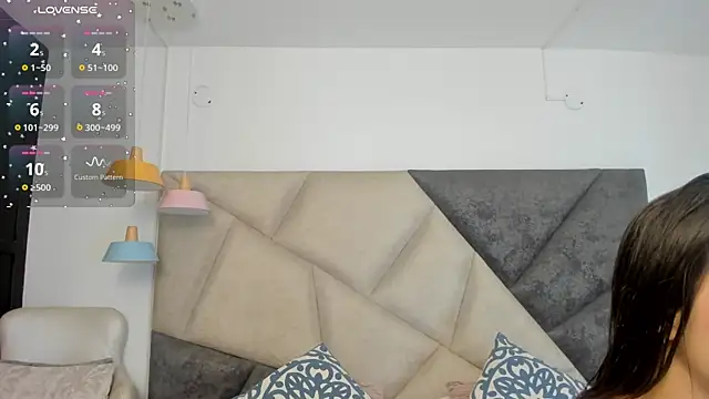 Snapshot of FaloonRoussel chatting on October 20, 2025, 5:57 pm FaloonRoussel online show from October 20, 2025, 5:57 pm