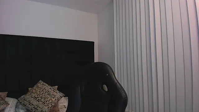 Snapshot of FaloonRoussel chatting on November 8, 2025, 5:45 pm FaloonRoussel online show from November 8, 2025, 5:45 pm