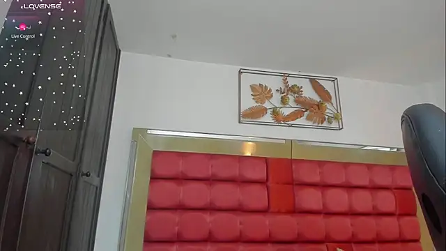 Snapshot of FaloonRoussel chatting on November 10, 2025, 5:56 pm FaloonRoussel online show from November 10, 2025, 5:56 pm